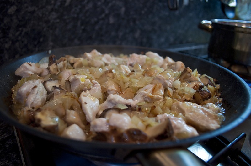 Обжариваем филе, грибы и лук на сухой сковороде при среднем огне.